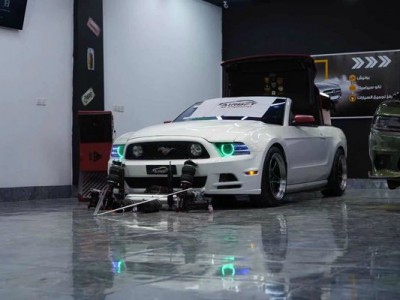 Snow White Ford Mustang AirbagS Super Low Lying Modification